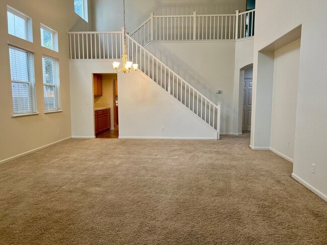 Building Photo - Beautiful and Spacious 5 bed/ 4 bath home ...