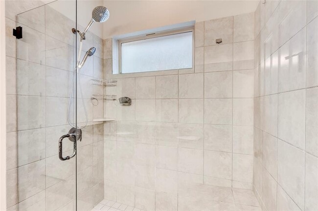 Building Photo - 2916 Zelma Dr