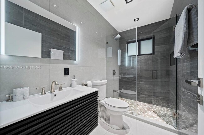 Building Photo - 1101 N 14th Ave