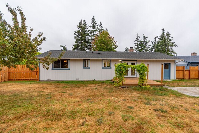 Building Photo - Welcome to this 3 Bed 2 Bath Home Close To...