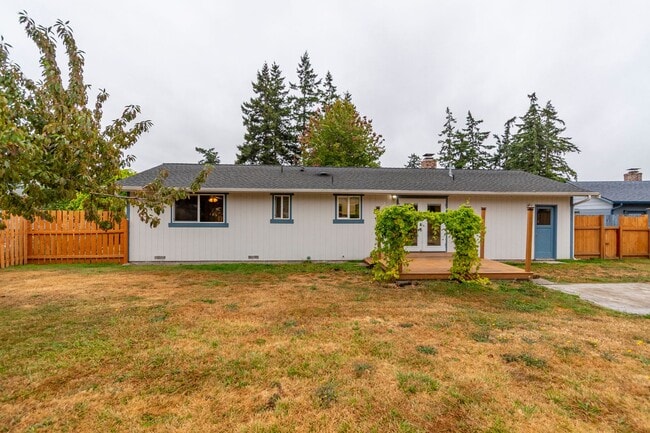 Building Photo - Welcome to this 3 Bed 2 Bath Home Close To Town