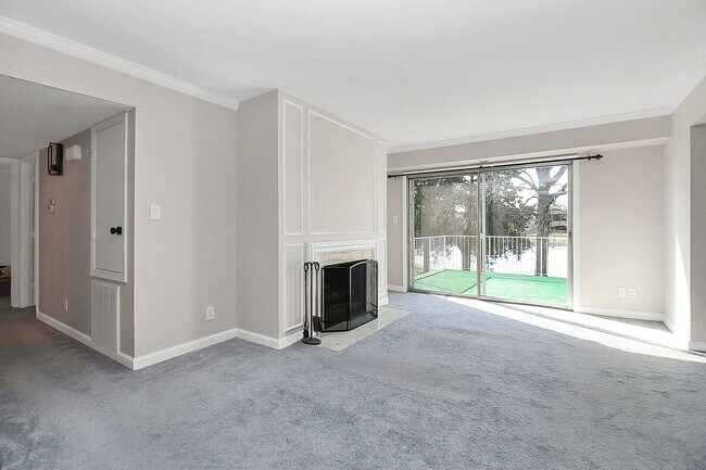 Building Photo - Spacious 2BR/2BA Condo in Prime South Charlotte Location!