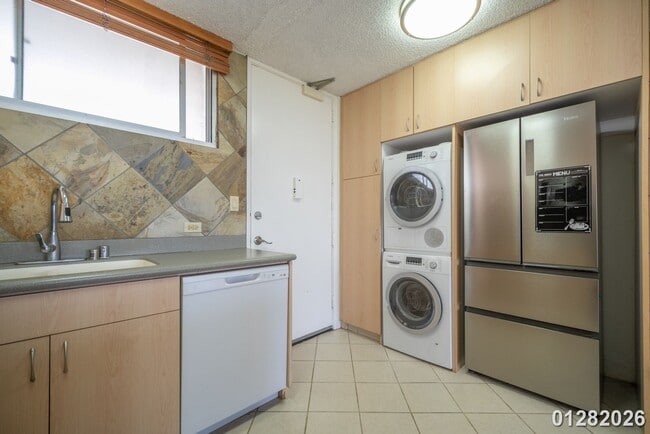 Building Photo - $2750.00 1bd/1ba/1pkg Condominium in Ala Wai SkyRise