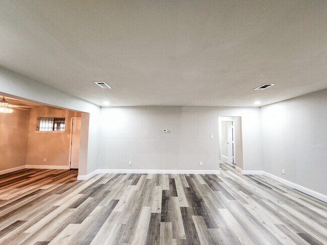 Building Photo - 9750 Hillis St
