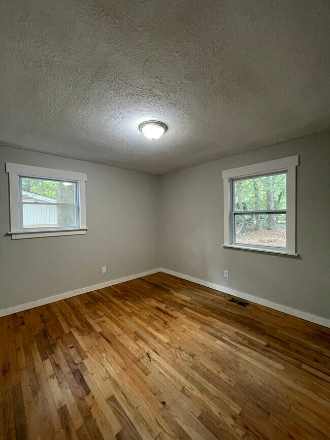 Building Photo - 611 Inglewood Dr