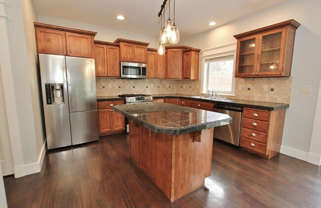 Building Photo - Adorable Craftsman Style Home