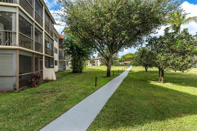 Building Photo - 9523 S Hollybrook Lake Dr