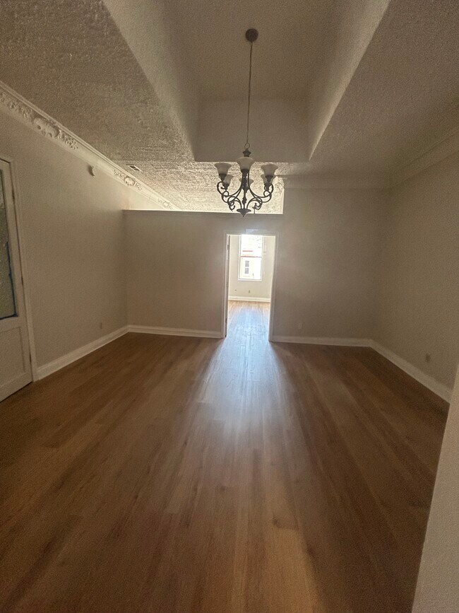 den/living rm - 426 N Roane St