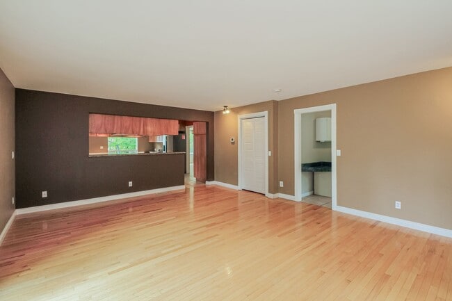 Building Photo - Move in Special! Ravensdale 3 Story,on shy...