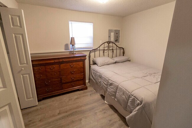 Building Photo - 204 Wheaton Ct