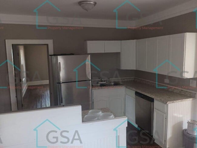 Building Photo - 4 Bedroom 2 Bath House!!