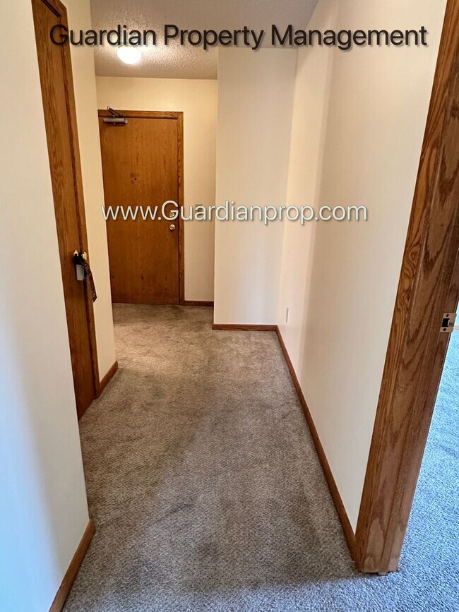 Building Photo - Longfellow Top Floor Apartment, Blocks Fro...