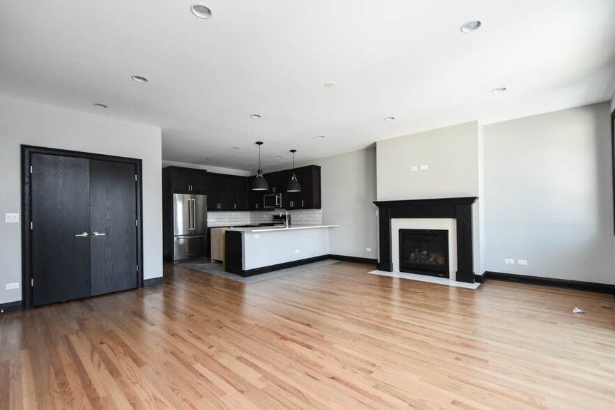 Building Photo - 3923 N Ashland Ave