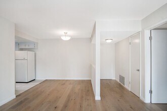 Building Photo - Newly renovated very bright 2 bed condo...