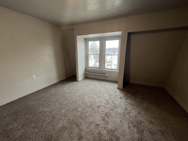 Building Photo - 615 W Locust St