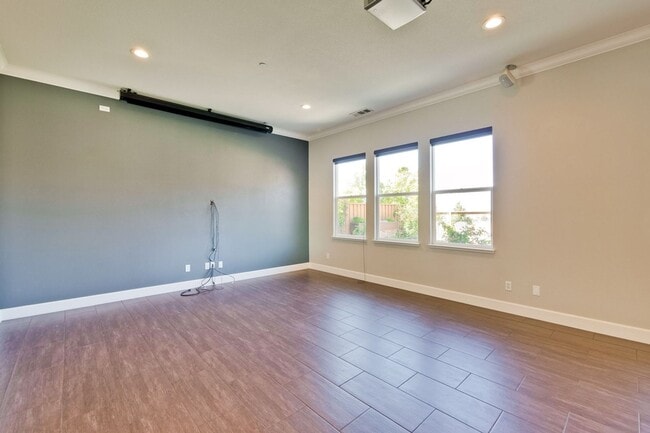 Building Photo - Gorgeous and Very Spacious Home - 3BR 2.5 BA in  San Jose - This is a MUST SEE!!!