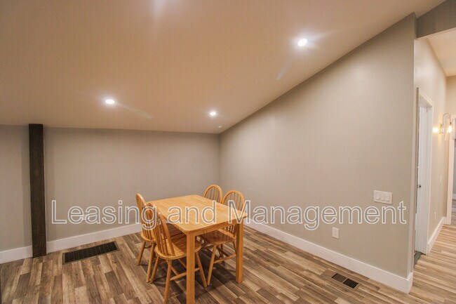 Building Photo - 3494 River Rd