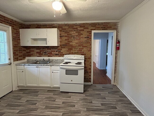 Building Photo - PRICE DROP! Quaint 2 Bedroom 1 Bath Home in Austell