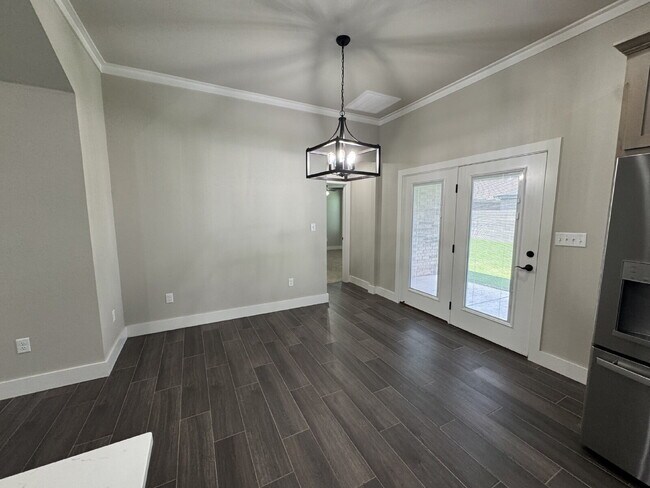 Building Photo - Charming 4-Bedroom Haven with 2 Full Baths...