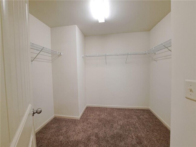 Building Photo - 867 Pine Ln