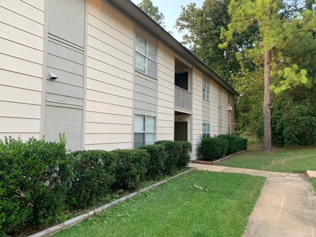 Primary Photo - 1120 E Lee Blvd
