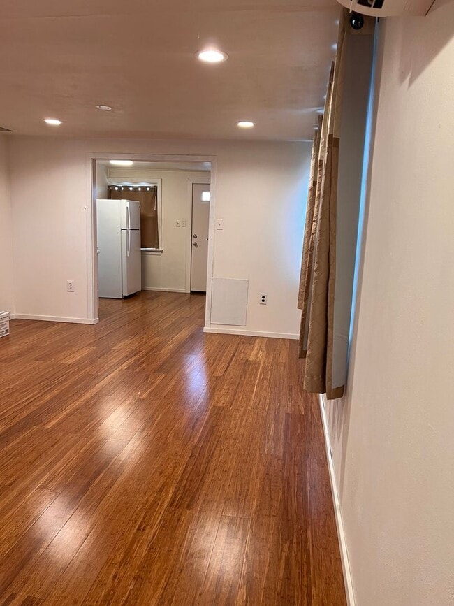 Building Photo - Single Family 2 Bedroom 1 Bath Home on Large Fenced Lot