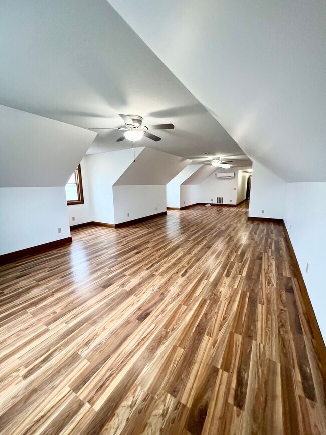 Building Photo - NEW LISTING! 3 Bedroom home