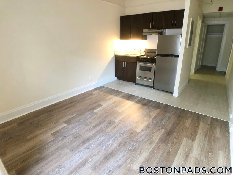 Building Photo - 62 Boylston St