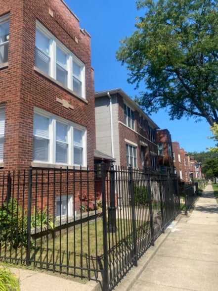 Building Photo - 7240 S Cornell Ave