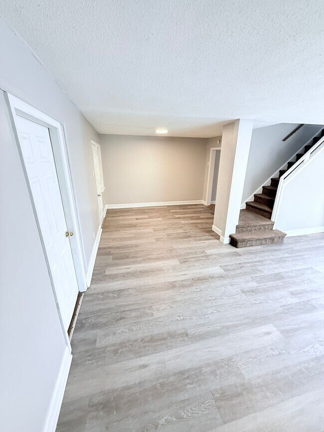 Building Photo - 4 Bed, 1 Bath Row home - Section 8 Approved