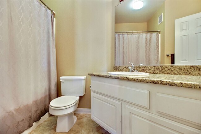 Building Photo - Spacious Top Floor Condo in Resort Style C...