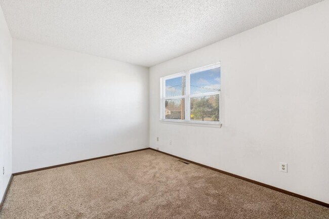 Building Photo - 902 Hersinger Pl