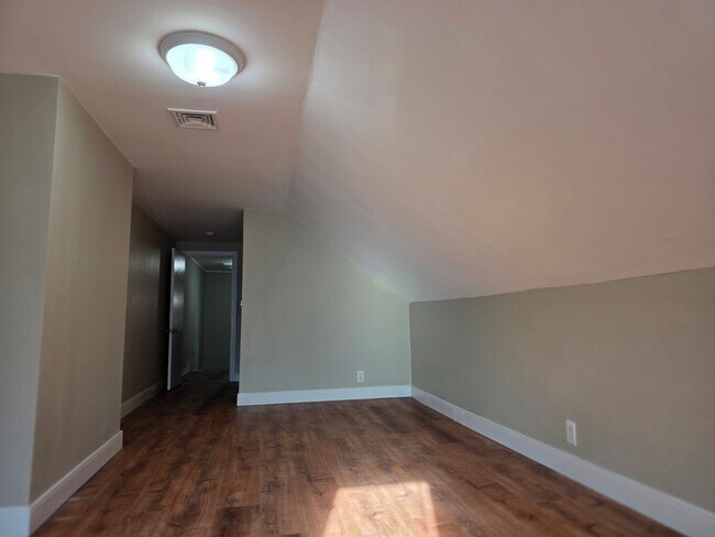 Building Photo - No Brokers Fee, In-Unit Laundry, Eat-in Kitchen, Large bedrooms, 3 Full Bathrooms