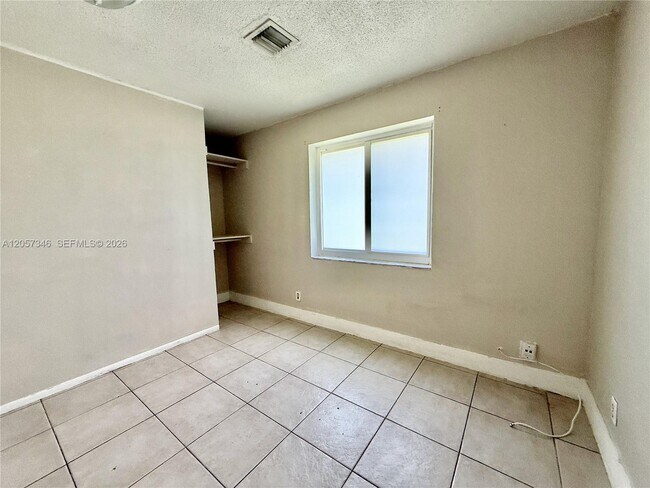 Building Photo - 320 Holloway Dr