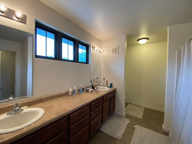 Building Photo - $4,400 | 5 Bedroom, 3 Bathroom Condo | NO ...