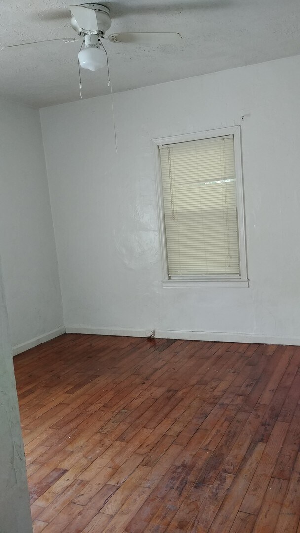 Building Photo - 1223 E 55th St