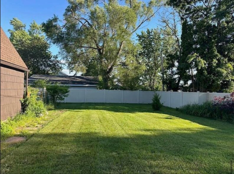 Building Photo - 324 W Milwaukee St