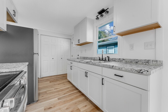 Building Photo - 702 E Park Ave