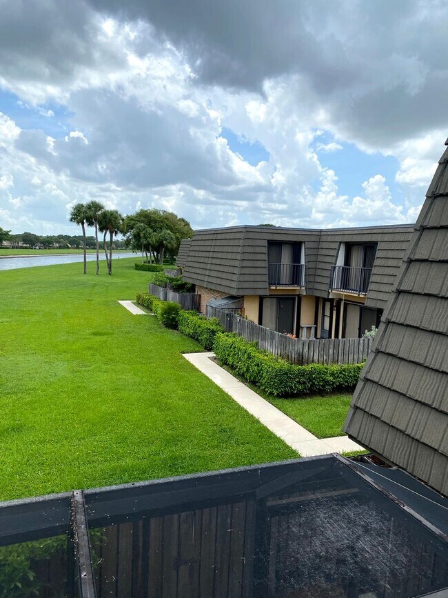 Building Photo - Beautiful and well-maintained 2BR/2BA town...