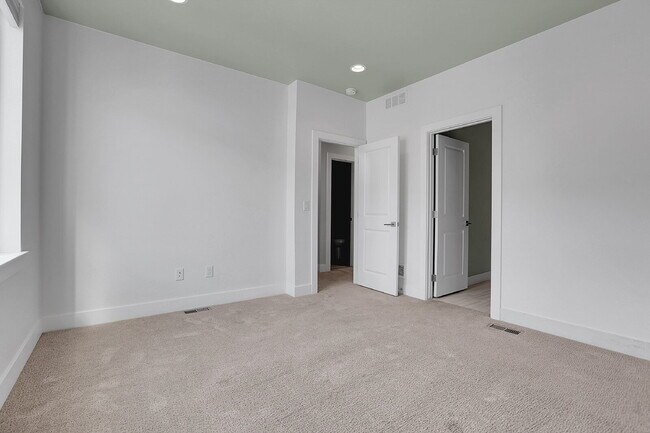 Building Photo - $3,300.00 - 2 Bedroom, 2.5 Bathroom, Rooft...