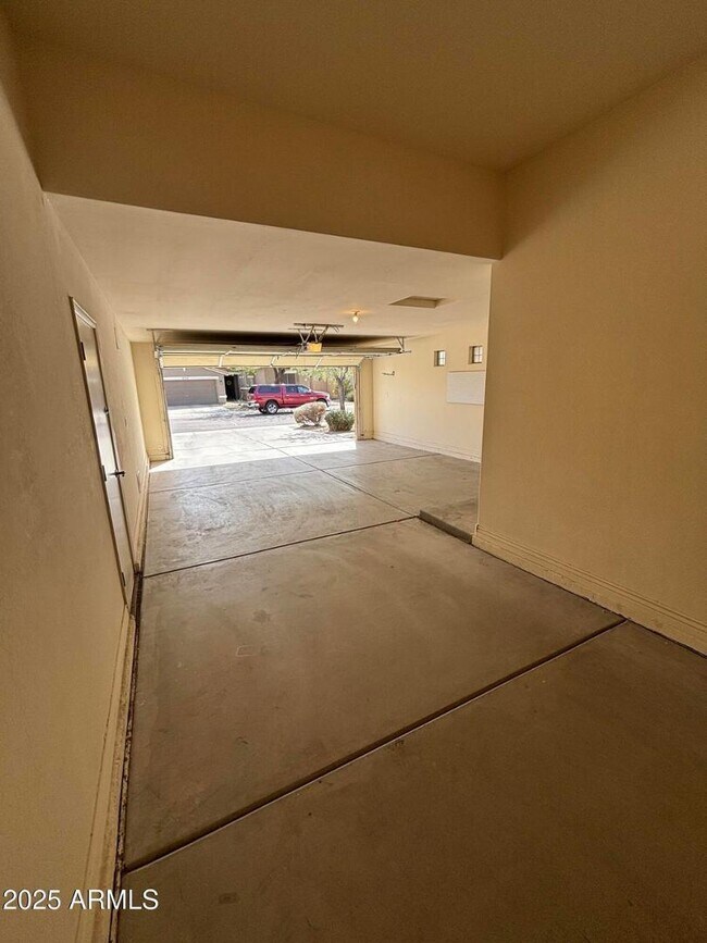 Building Photo - 18188 W Paradise Ln