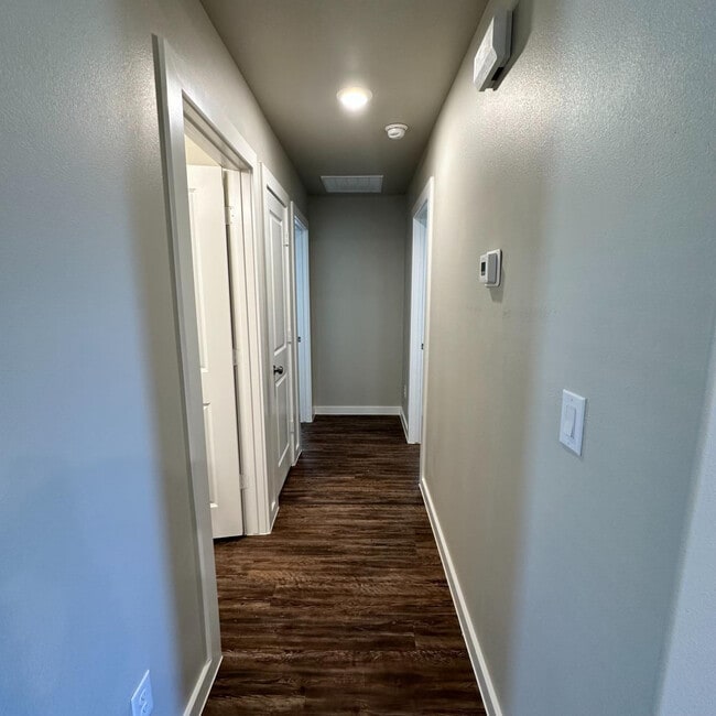 Building Photo - 2059 Kenwood Ave