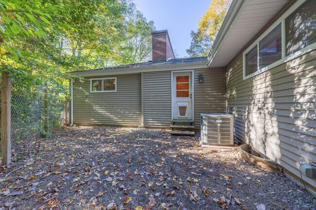Building Photo - 3-Bedroom Ranch with Updated Kitchen