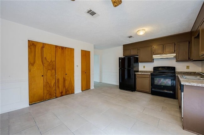 Building Photo - 805 Arbor Hill Dr