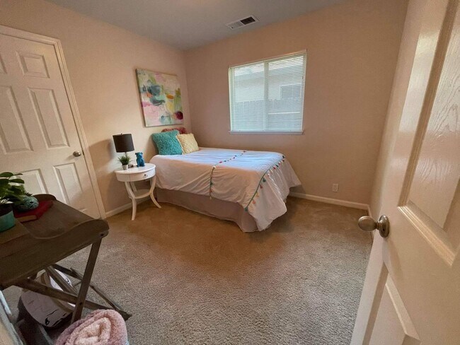 Building Photo - 3 Bedroom House Available Now