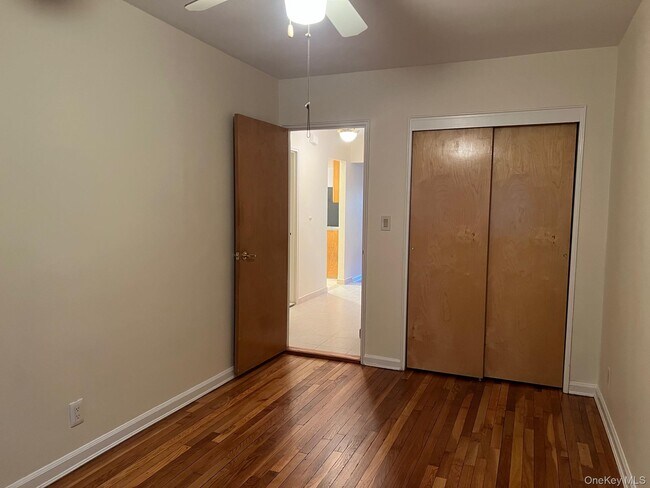 Building Photo - 21-04 Hoyt Ave S