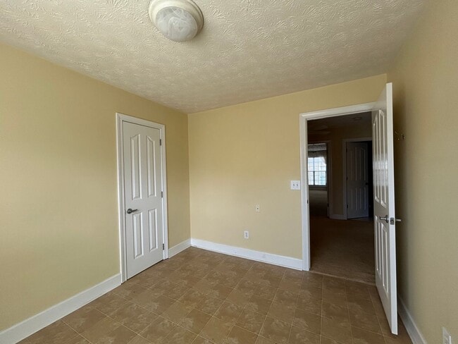 Building Photo - **ASK HOW YOU CAN MOVE IN WITH NO SECURITY DEPOSIT**111 Hanbury Lane - 4 BD, 2.5 BA Home in the A...