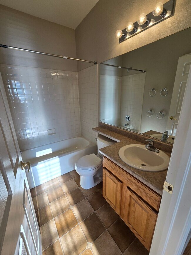 Building Photo - Large 4 bed with study and loft  in Vista Pointe