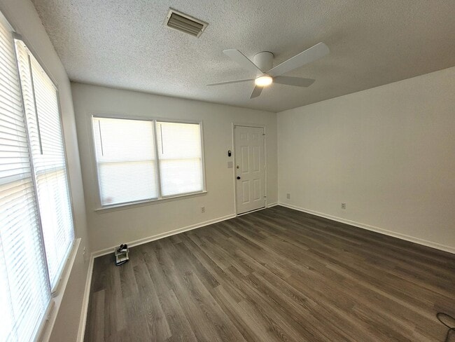 Building Photo - Adorable 2 Bed/1 Bath Condo - One Story - ...