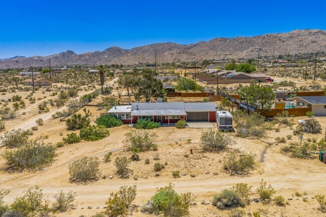 Building Photo - 3 Bedroom 1.5 Bath Modern Farmhouse near JT National Park * MOVE IN SPECIAL*